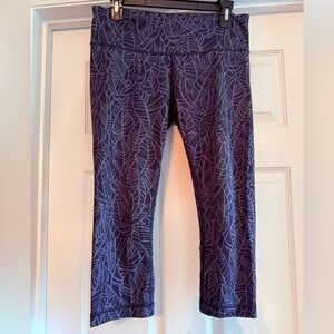 lululemon cropped leggings. Navy blue and light blue
